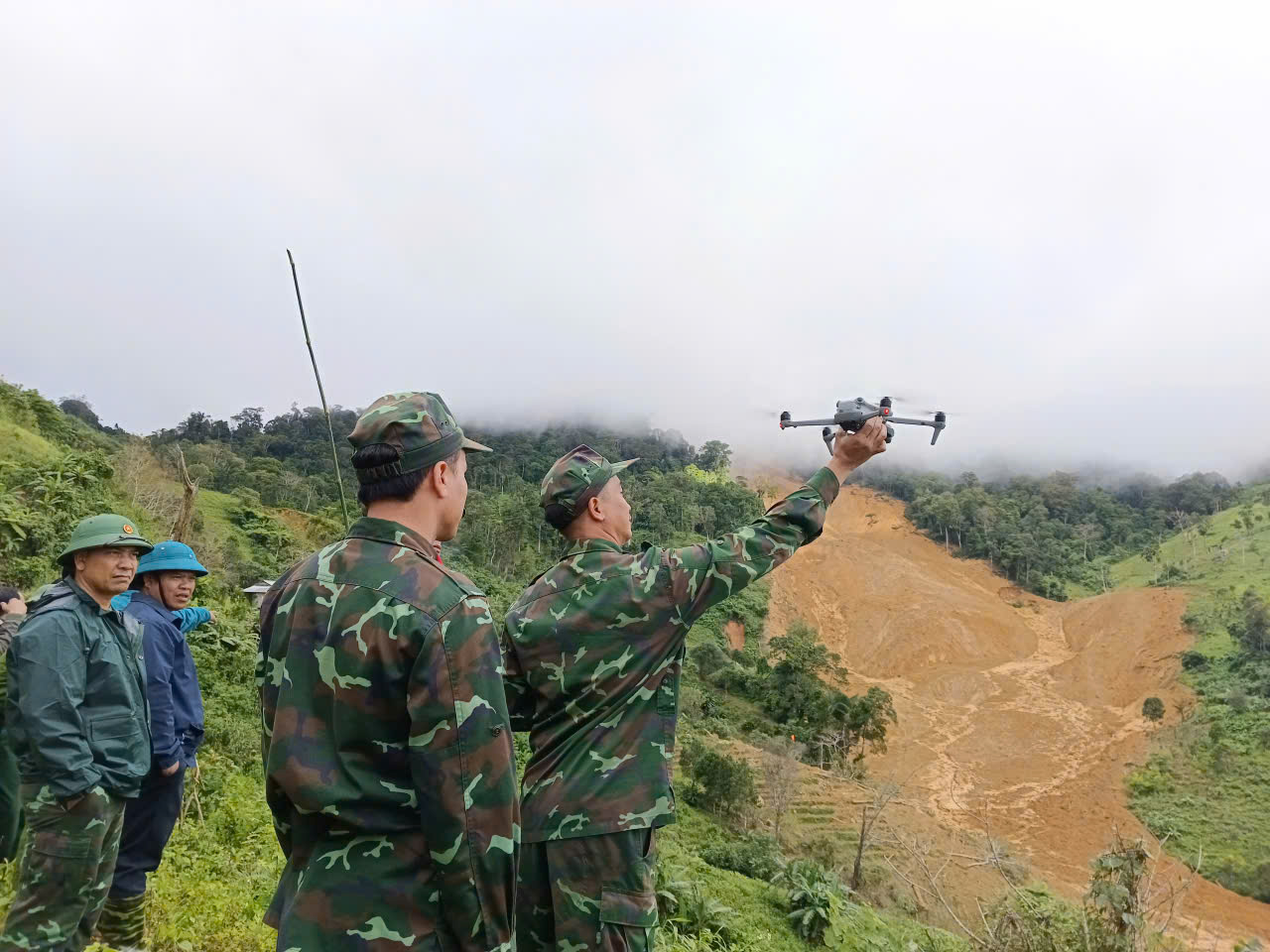 Ph&aacute;t hiện th&ecirc;m vết nứt d&agrave;i 300m ph&iacute;a tr&ecirc;n khu vực sạt lở l&agrave;m 3 người mất t&iacute;ch ở Đ&agrave; Nẵng- Ảnh 1.