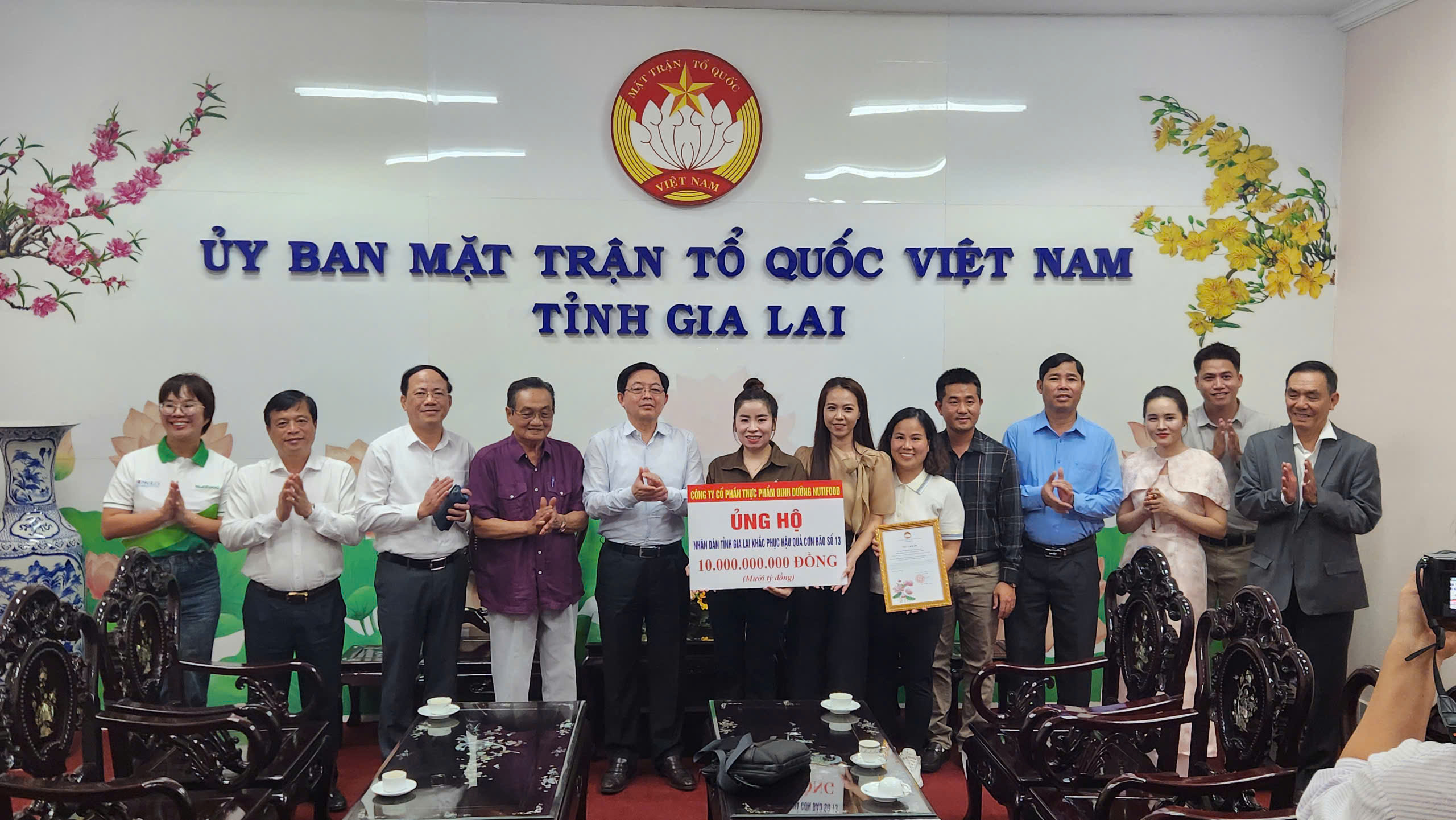 Trao 10 tỷ đồng hỗ trợ người d&acirc;n Gia Lai khắc phục hậu quả b&atilde;o số 13- Ảnh 1.