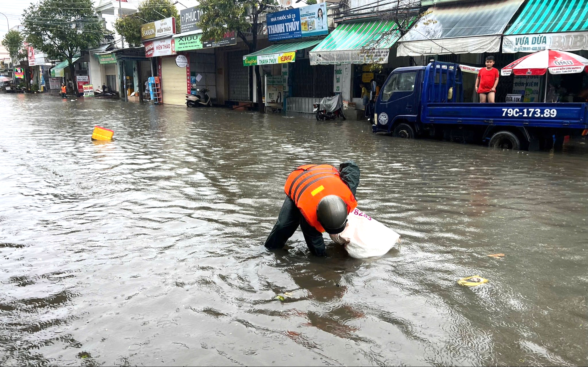 Mưa lớn ngập đường sắt, nhiều t&agrave;u dừng chạy