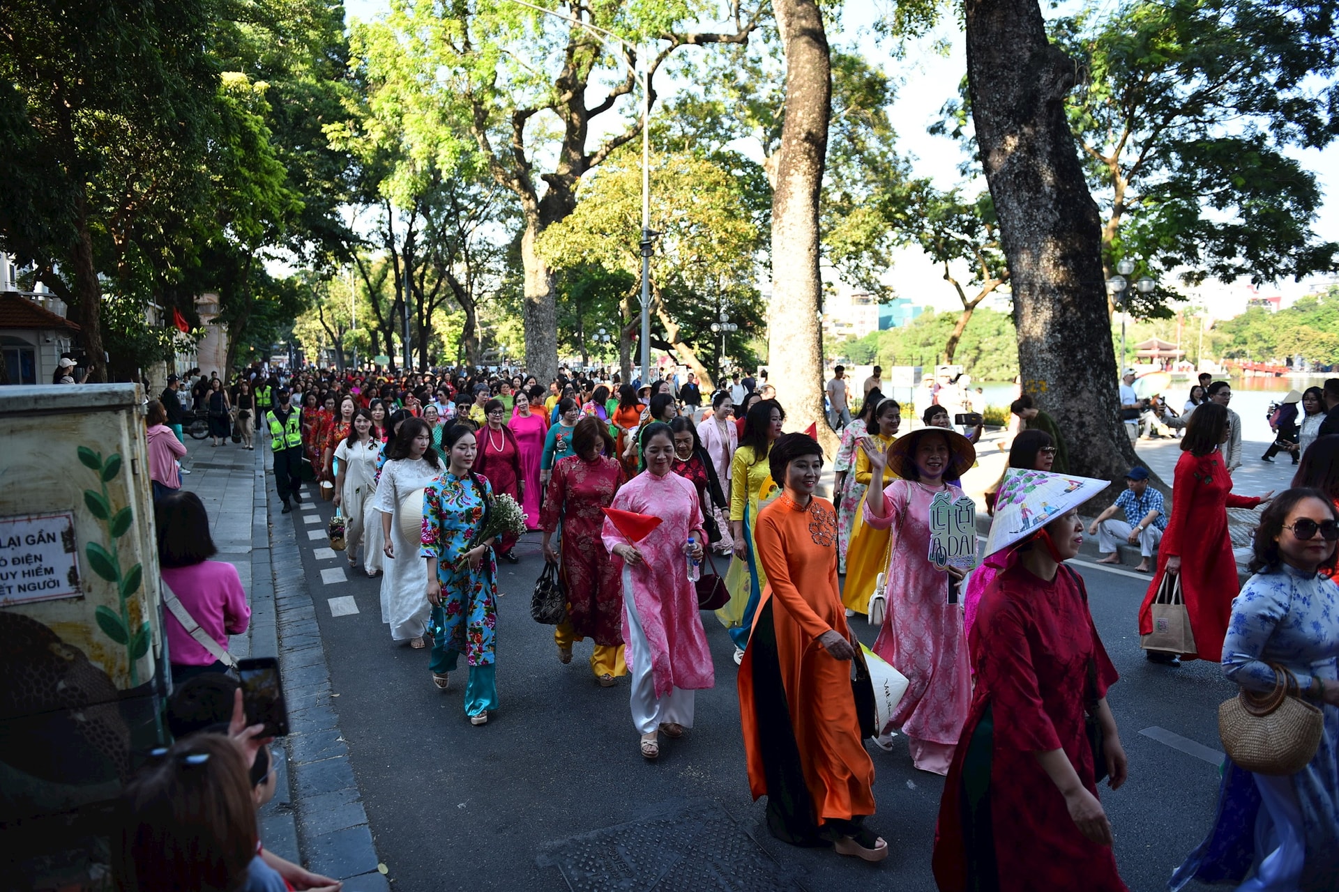 Diễu hành áo dài quy mô lớn khép lại Lễ hội Áo dài Du lịch Hà Nội 2025- Ảnh 1. Diễu hành áo dài quy mô lớn khép lại Lễ hội Áo dài Du lịch Hà Nội 2025- Ảnh 1.