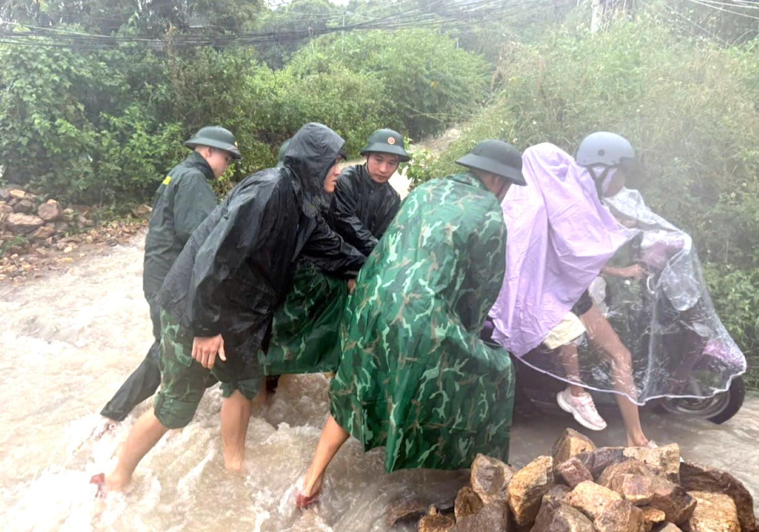 Mưa lớn, nhiều khu vực miền núi ở Khánh Hòa bị cô lập, giao thông chia cắt- Ảnh 1. Mưa lớn, nhiều khu vực miền núi ở Khánh Hòa bị cô lập, giao thông chia cắt- Ảnh 1.