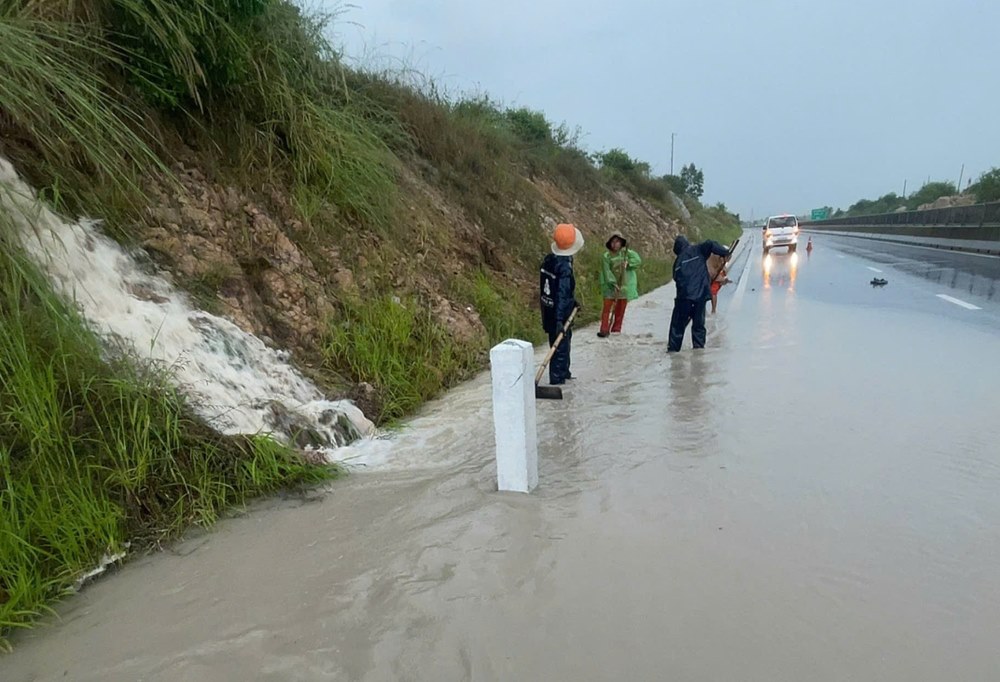 Kiến nghị bố trí 30 tỷ đồng khắc phục bão lũ, chống ngập cao tốc Vĩnh Hảo - Phan Thiết- Ảnh 1. Kiến nghị bố trí 30 tỷ đồng khắc phục bão lũ, chống ngập cao tốc Vĩnh Hảo - Phan Thiết- Ảnh 1.