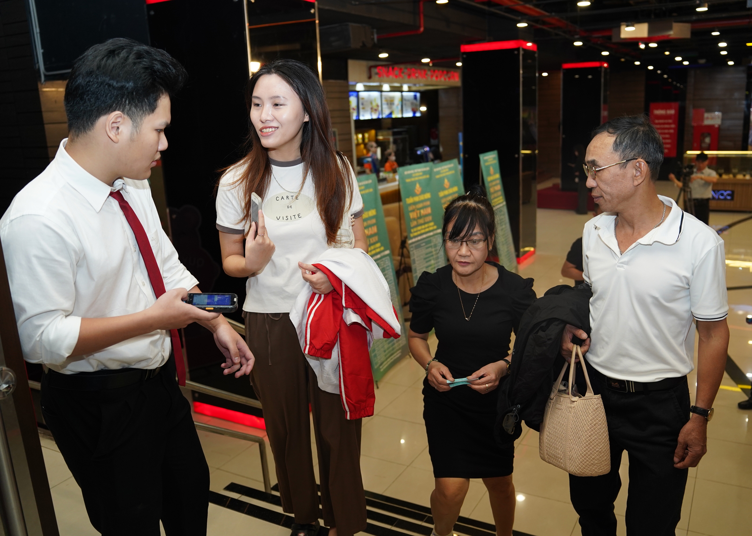 &Ecirc; k&iacute;p &ldquo;M&ugrave;i cỏ ch&aacute;y&rdquo; giao lưu c&ugrave;ng kh&aacute;n giả tại Tuần phim ch&agrave;o mừng Li&ecirc;n hoan Phim Việt Nam- Ảnh 3.