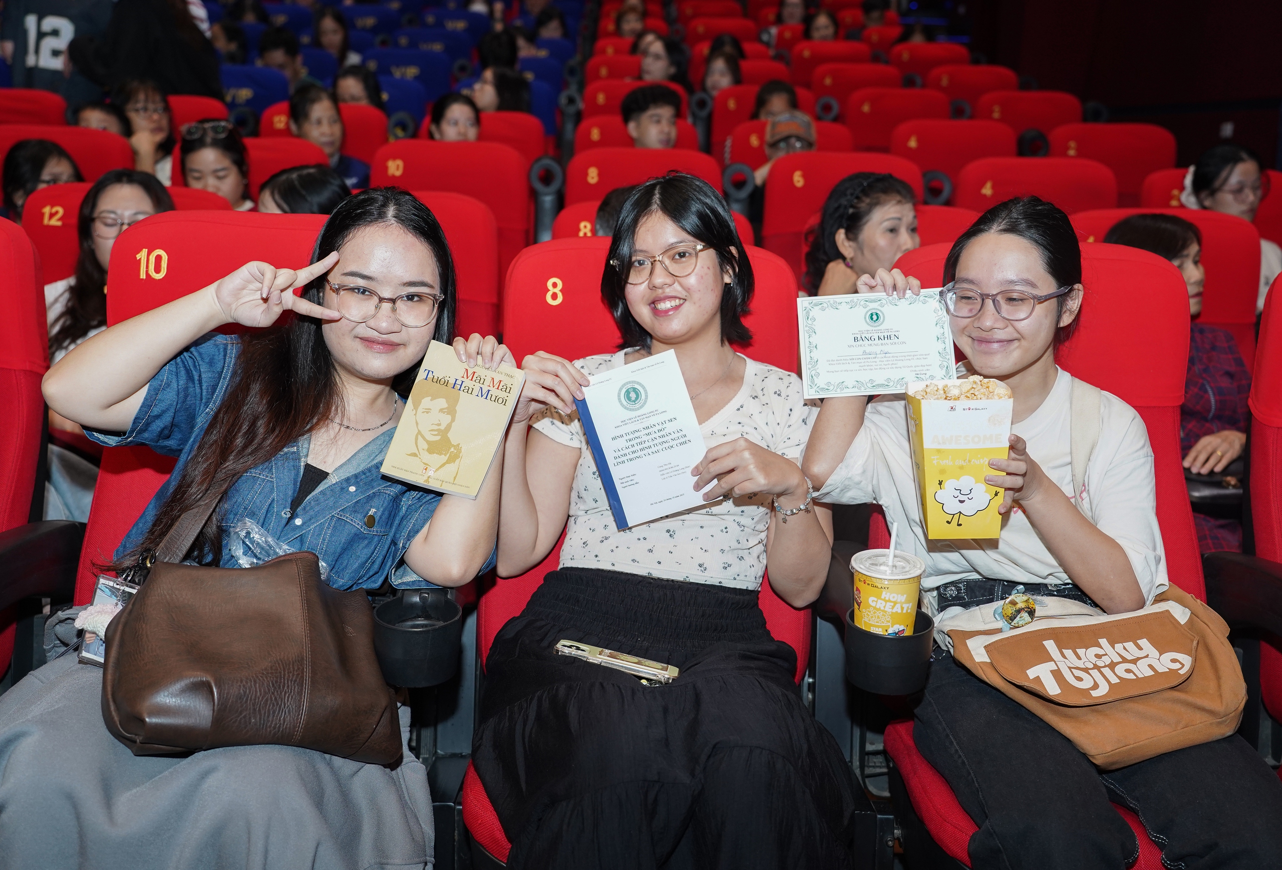 &Ecirc; k&iacute;p &ldquo;M&ugrave;i cỏ ch&aacute;y&rdquo; giao lưu c&ugrave;ng kh&aacute;n giả tại Tuần phim ch&agrave;o mừng Li&ecirc;n hoan Phim Việt Nam- Ảnh 7.