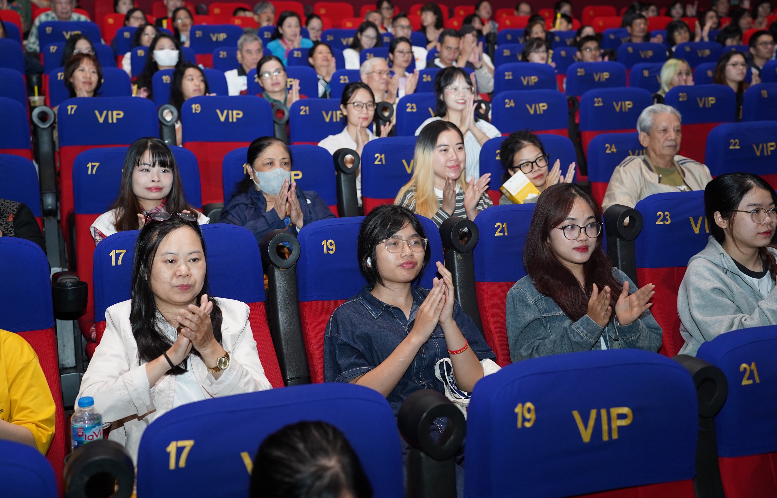 &Ecirc; k&iacute;p &ldquo;M&ugrave;i cỏ ch&aacute;y&rdquo; giao lưu c&ugrave;ng kh&aacute;n giả tại Tuần phim ch&agrave;o mừng Li&ecirc;n hoan Phim Việt Nam- Ảnh 6.