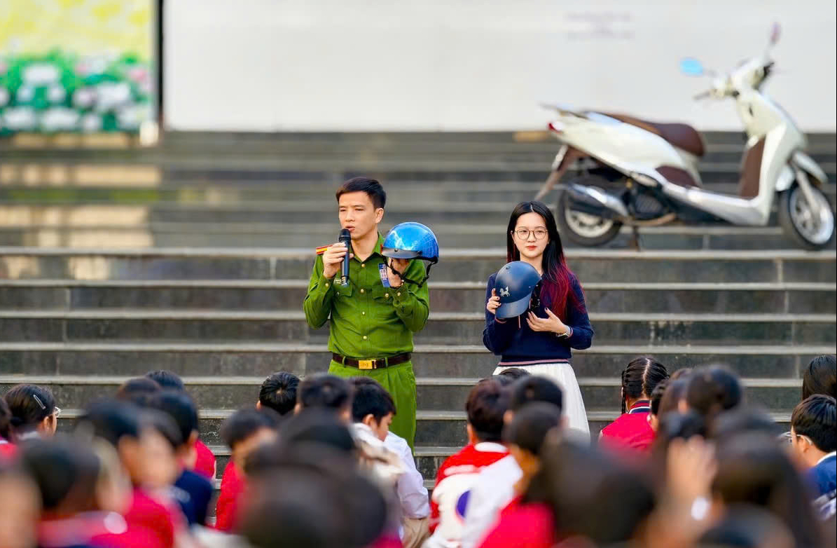 Đưa ATGT v&agrave;o trường học: Khi mỗi học sinh trở th&agrave;nh một tuy&ecirc;n truyền vi&ecirc;n nhỏ- Ảnh 1.