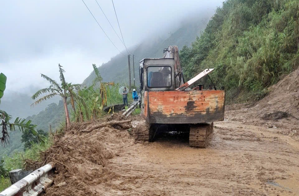 Nỗ lực th&ocirc;ng xe quốc lộ 24 qua đ&egrave;o Vi &Ocirc; Lắk sau sạt lở n&uacute;i- Ảnh 1.