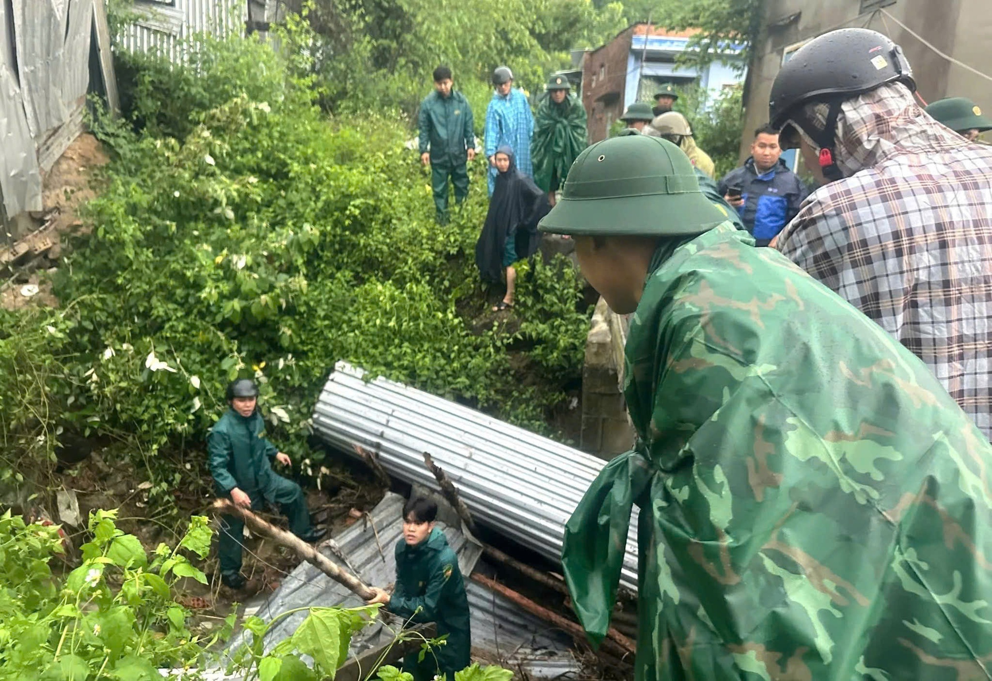 Mưa lớn, nhiều khu vực miền núi ở Khánh Hòa bị cô lập, giao thông chia cắt- Ảnh 4. Mưa lớn, nhiều khu vực miền núi ở Khánh Hòa bị cô lập, giao thông chia cắt- Ảnh 4.