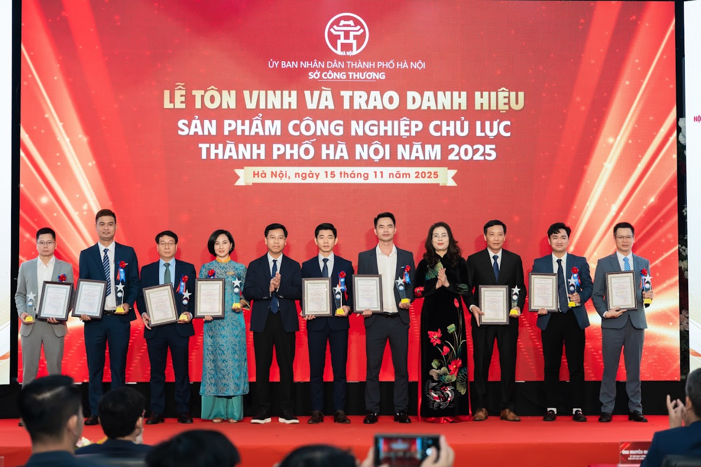 Hà Nội tôn vinh 35 sản phẩm công nghiệp chủ lực năm 2025- Ảnh 2. Hà Nội tôn vinh 35 sản phẩm công nghiệp chủ lực năm 2025- Ảnh 2.