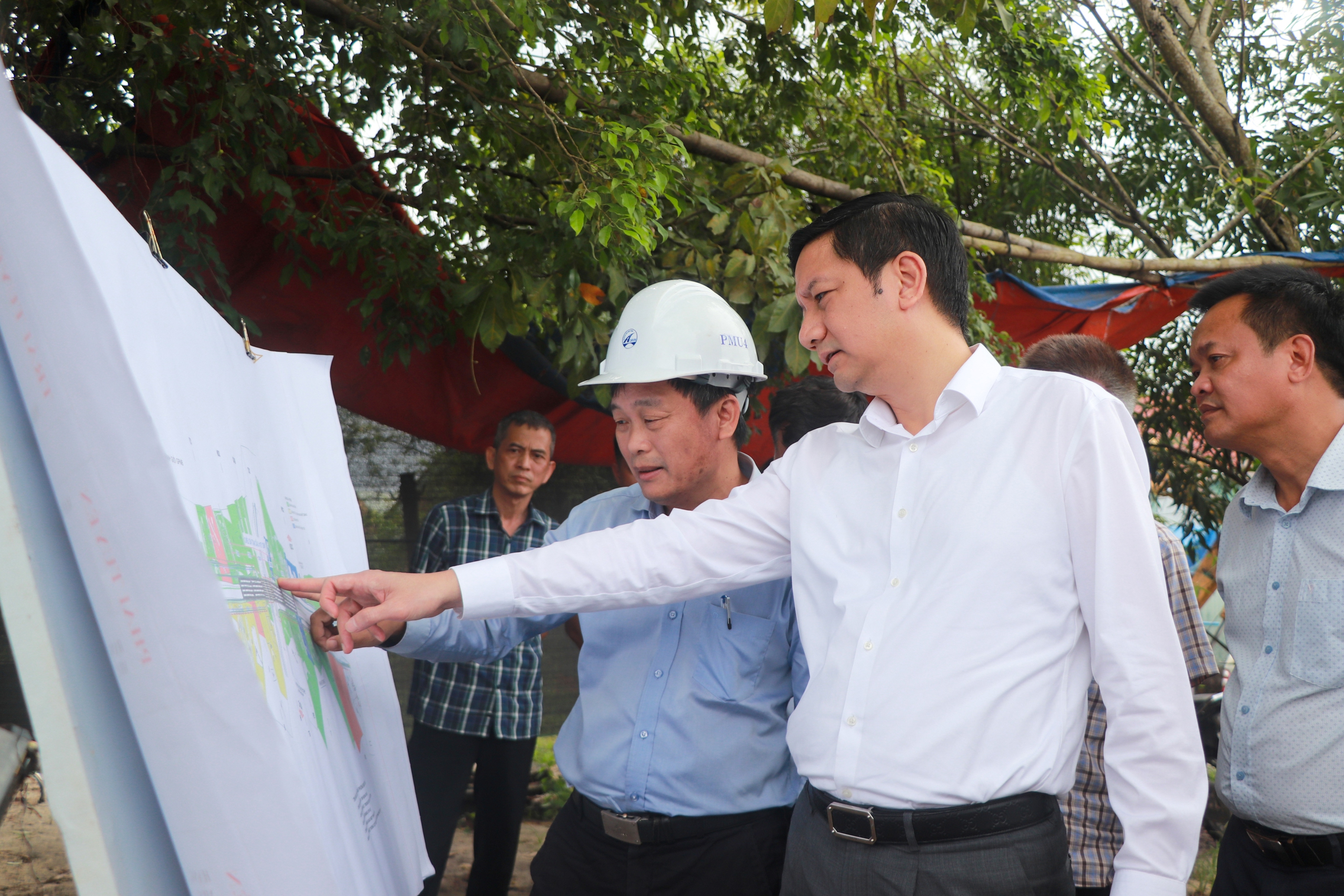 Cầu vượt đường sắt QL14E: Đẩy nhanh tiến độ, ho&agrave;n th&agrave;nh trước Tết Nguy&ecirc;n đ&aacute;n 2026- Ảnh 1.