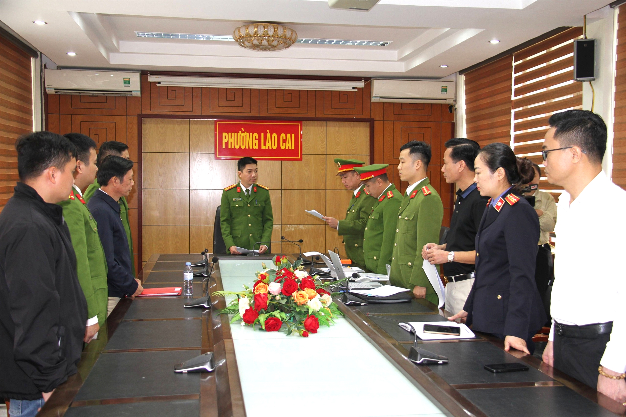 Bắt giữ 4 c&aacute;n bộ ở L&agrave;o Cai li&ecirc;n quan vụ lan can đ&aacute; g&atilde;y đổ sau b&atilde;o Yagi- Ảnh 1.