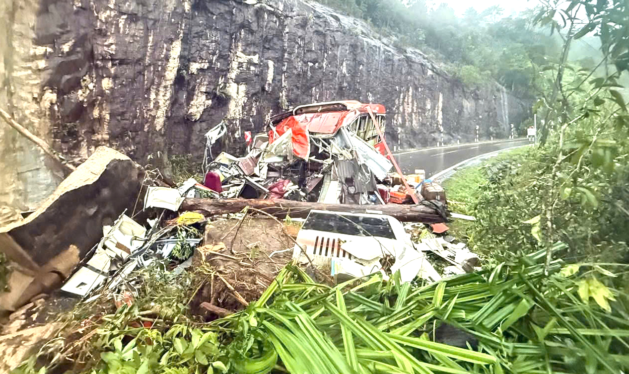 Hiện trường xe kh&aacute;ch bị v&ugrave;i lấp, 6 người tử vong, 19 người bị thương tr&ecirc;n đ&egrave;o Kh&aacute;nh L&ecirc;- Ảnh 4.