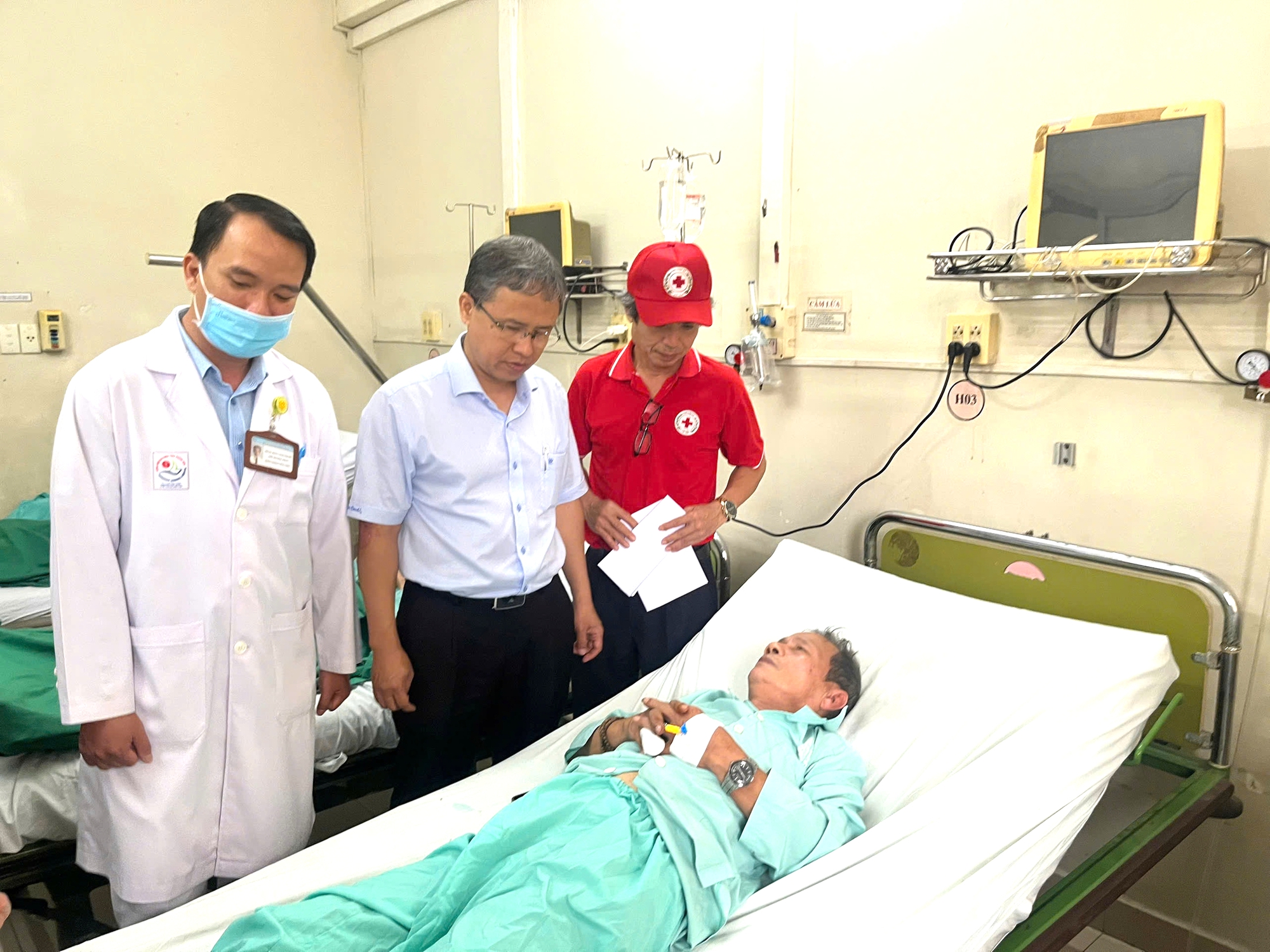 Tập trung cứu chữa nạn nh&acirc;n bị thương trong vụ sạt lở 6 người tử vong tr&ecirc;n đ&egrave;o Kh&aacute;nh L&ecirc;- Ảnh 1.