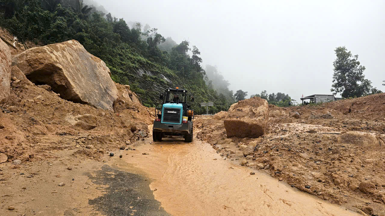 L&acirc;m Đồng: Ph&acirc;n luồng giao th&ocirc;ng qua đ&egrave;o Prenn v&agrave; quốc lộ 27C để khắc phục sự cố sạt lở- Ảnh 2.