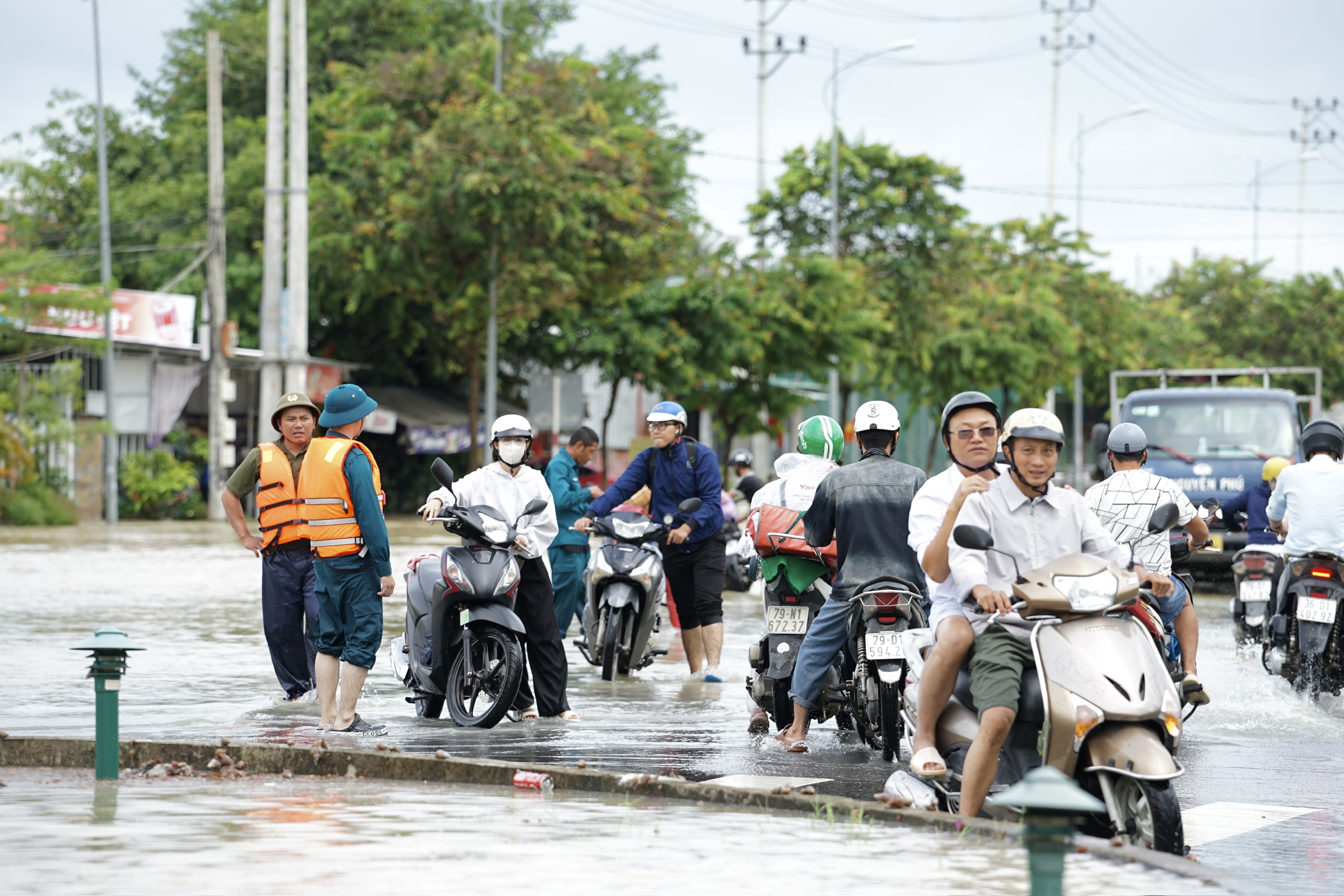 Nhiều địa điểm ngập s&acirc;u, giao th&ocirc;ng tại Nha Trang t&ecirc; liệt cục bộ- Ảnh 11.