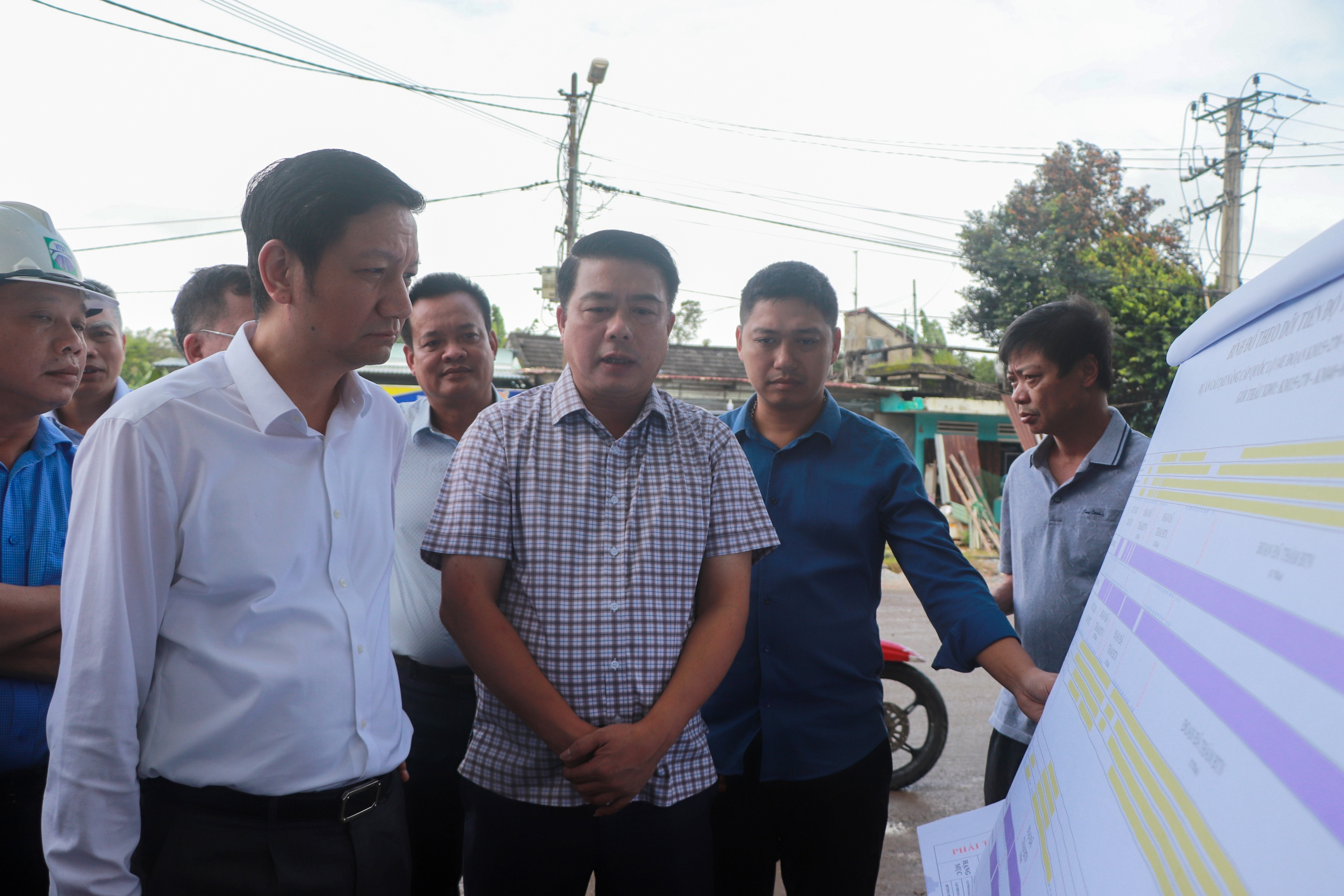 Cầu vượt đường sắt QL14E: Đẩy nhanh tiến độ, ho&agrave;n th&agrave;nh trước Tết Nguy&ecirc;n đ&aacute;n 2026- Ảnh 2.