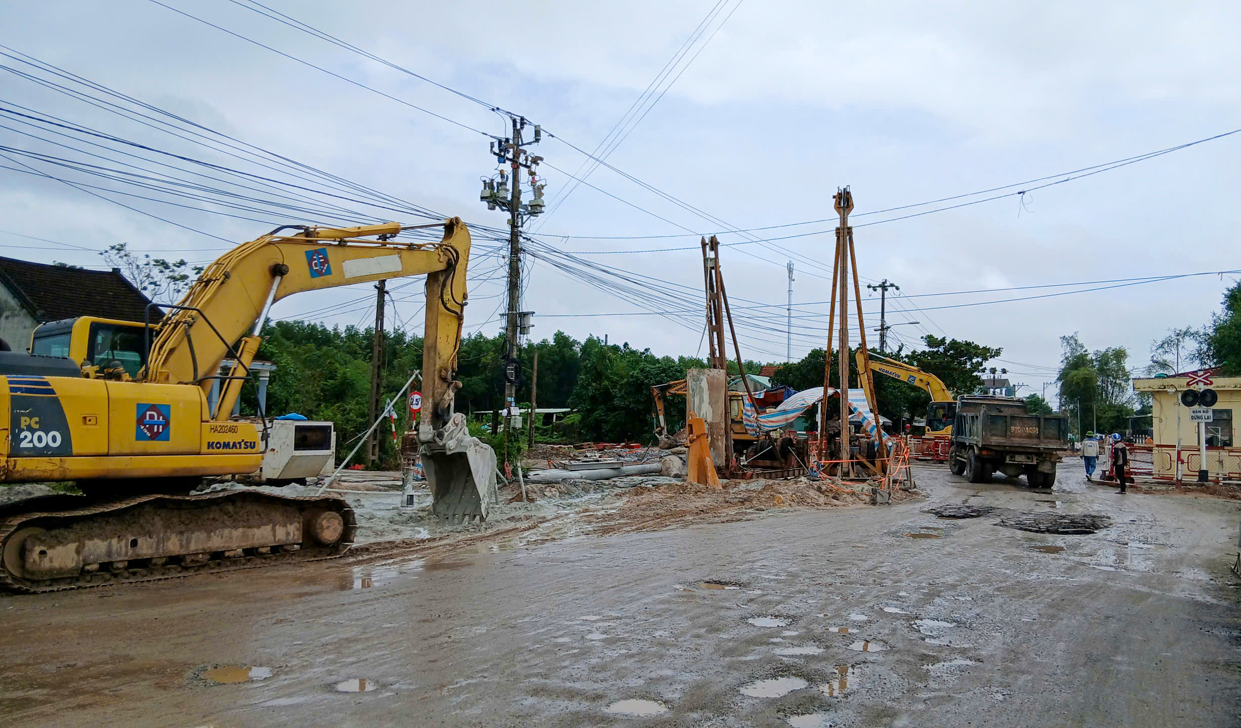 Cầu vượt đường sắt QL14E: Đẩy nhanh tiến độ, ho&agrave;n th&agrave;nh trước Tết Nguy&ecirc;n đ&aacute;n 2026- Ảnh 3.