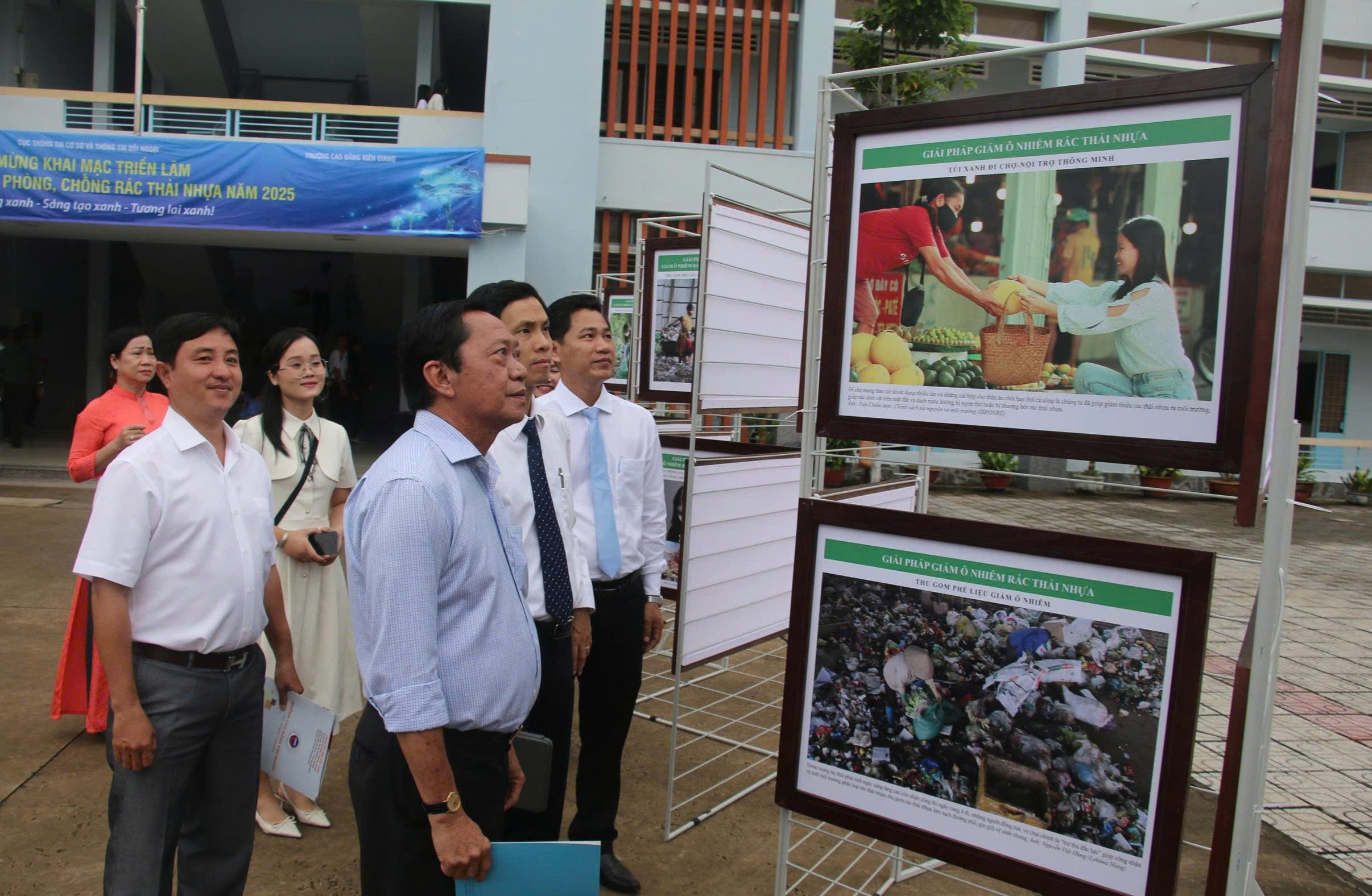 Khai mạc triển l&atilde;m ảnh tuy&ecirc;n truyền về ph&ograve;ng, chống r&aacute;c thải nhựa tại An Giang- Ảnh 1.