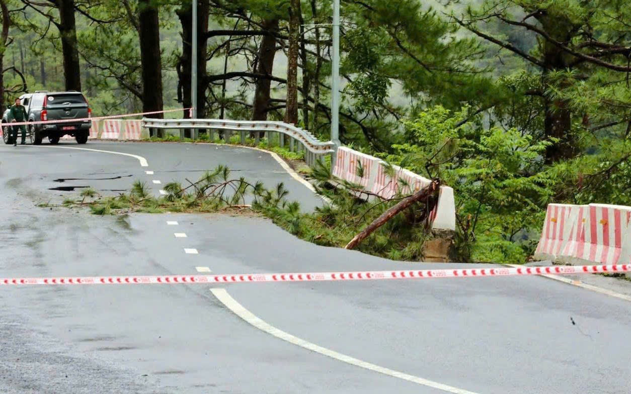 Nhiều tuyến đường đ&egrave;o tại khu vực miền Trung - T&acirc;y Nguy&ecirc;n sạt lở nghi&ecirc;m trọng