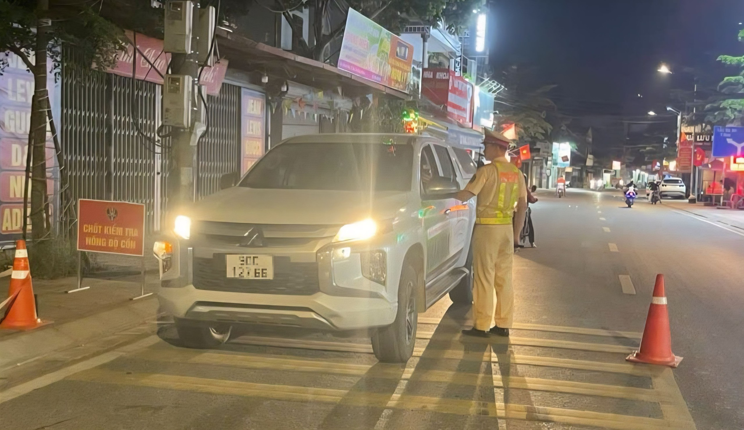 Từ tuần tra đến k&yacute; cam kết: Ninh B&igrave;nh đồng bộ giải ph&aacute;p kiềm chế tai nạn do rượu bia- Ảnh 3.