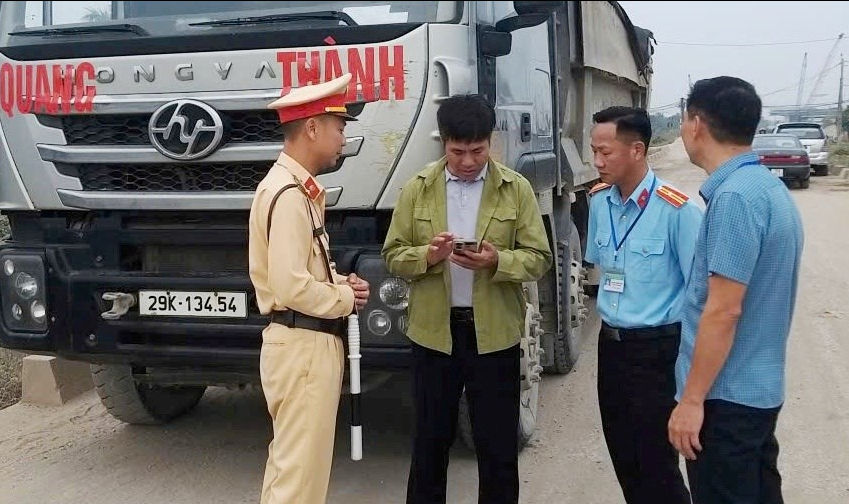 Hải Ph&ograve;ng: Li&ecirc;n tiếp ph&aacute;t hiện xe vượt tải trọng tr&ecirc;n tuyến đ&ecirc; qua phường Dương Kinh- Ảnh 1.