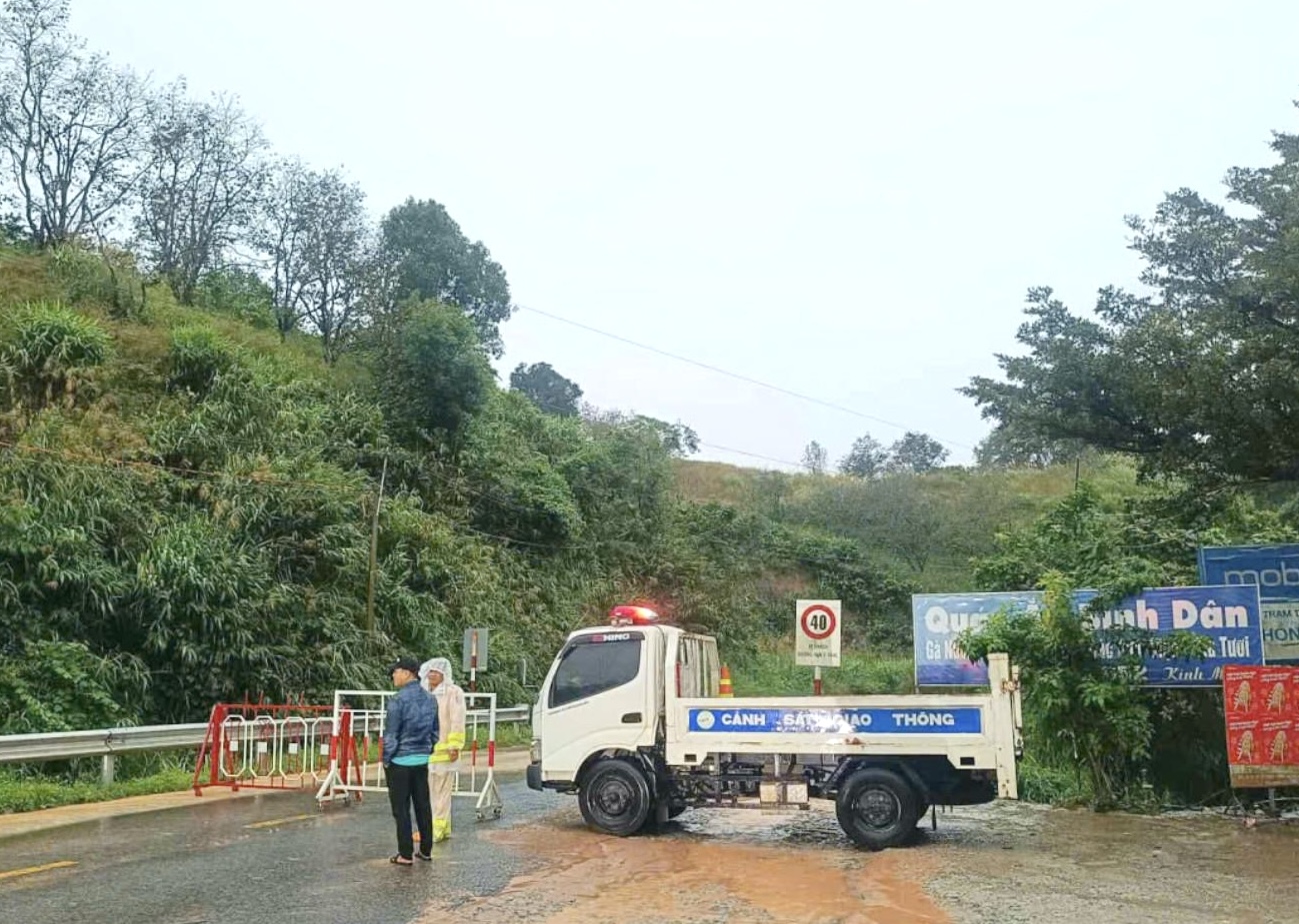 Phong tỏa đ&egrave;o Ngoạn Mục do xuất hiện 10 điểm sạt lở- Ảnh 1.