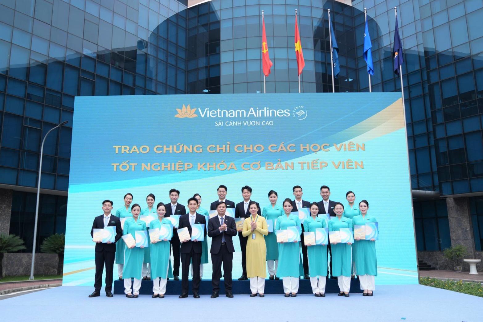 Giới trẻ h&aacute;o hức tham gia Ng&agrave;y hội việc l&agrave;m Vietnam Airlines lần đầu tổ chức- Ảnh 1.