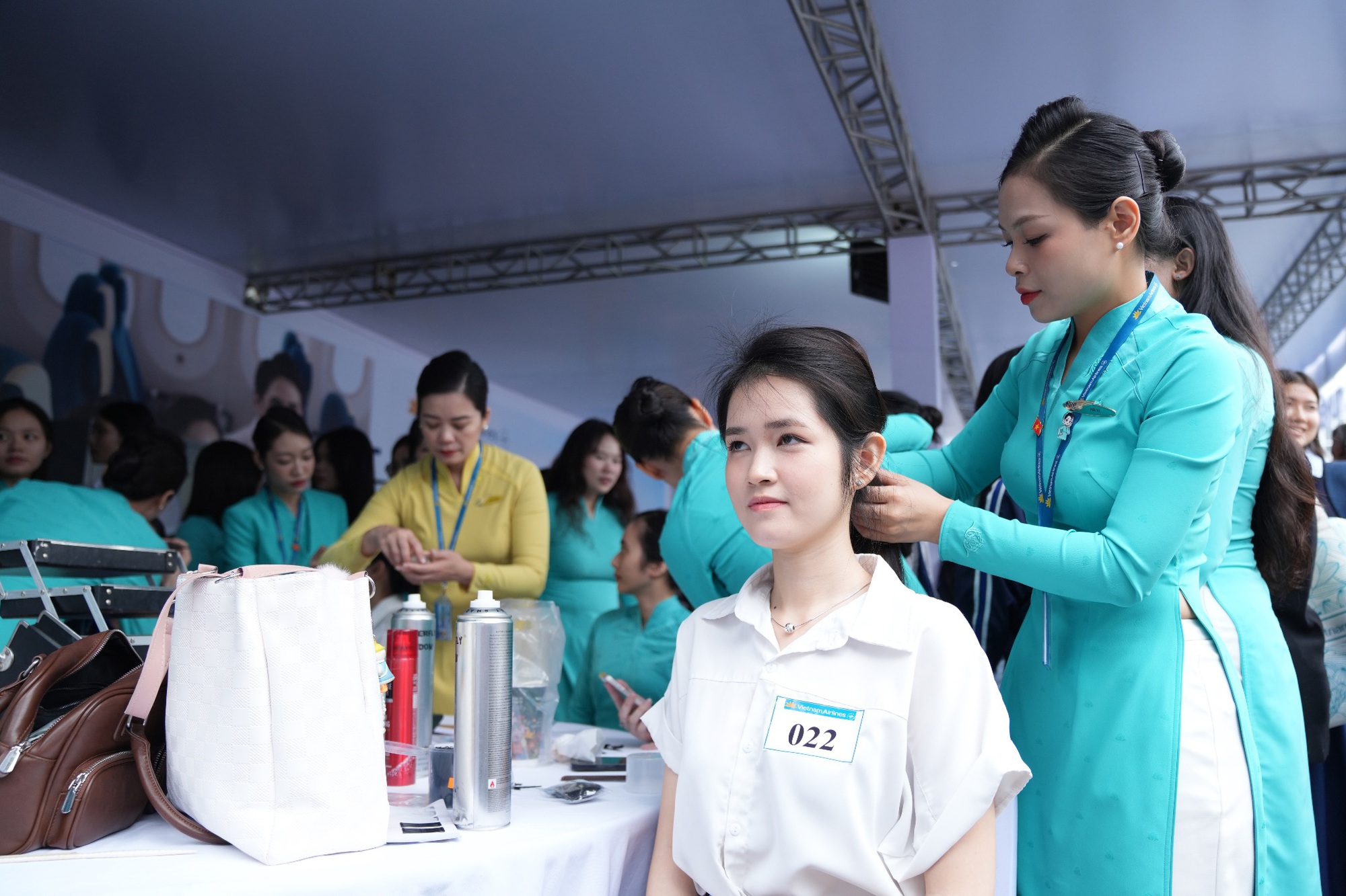 Giới trẻ h&aacute;o hức tham gia Ng&agrave;y hội việc l&agrave;m Vietnam Airlines lần đầu tổ chức- Ảnh 5.