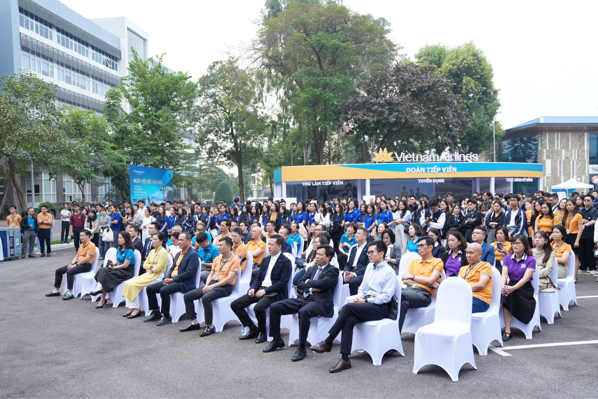 Giới trẻ h&aacute;o hức tham gia Ng&agrave;y hội việc l&agrave;m Vietnam Airlines lần đầu tổ chức- Ảnh 7.