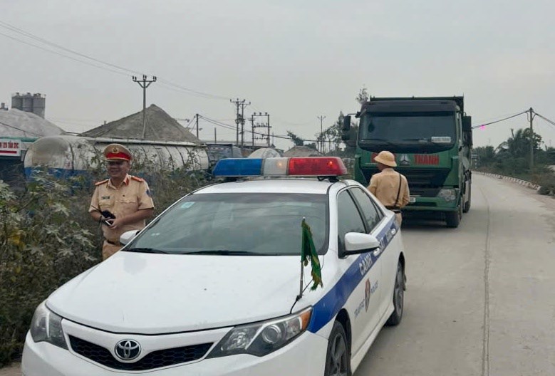 Hải Ph&ograve;ng: Li&ecirc;n tiếp ph&aacute;t hiện xe vượt tải trọng tr&ecirc;n tuyến đ&ecirc; qua phường Dương Kinh- Ảnh 2.