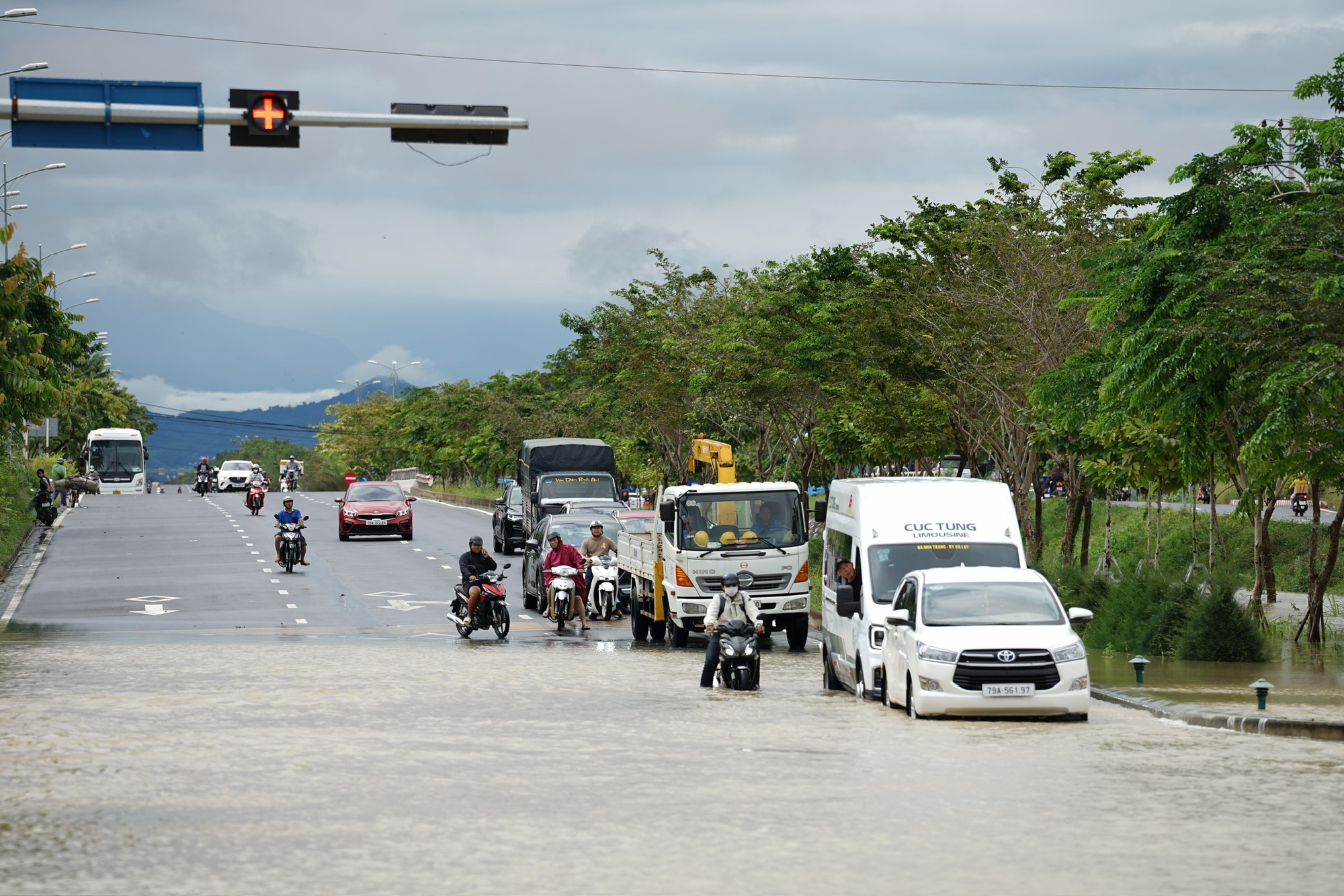 Nhiều địa điểm ngập s&acirc;u, giao th&ocirc;ng tại Nha Trang t&ecirc; liệt cục bộ- Ảnh 1.