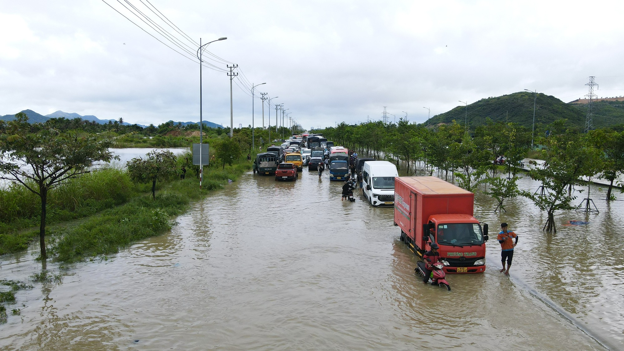 Nhiều địa điểm ngập s&acirc;u, giao th&ocirc;ng tại Nha Trang t&ecirc; liệt cục bộ- Ảnh 2.