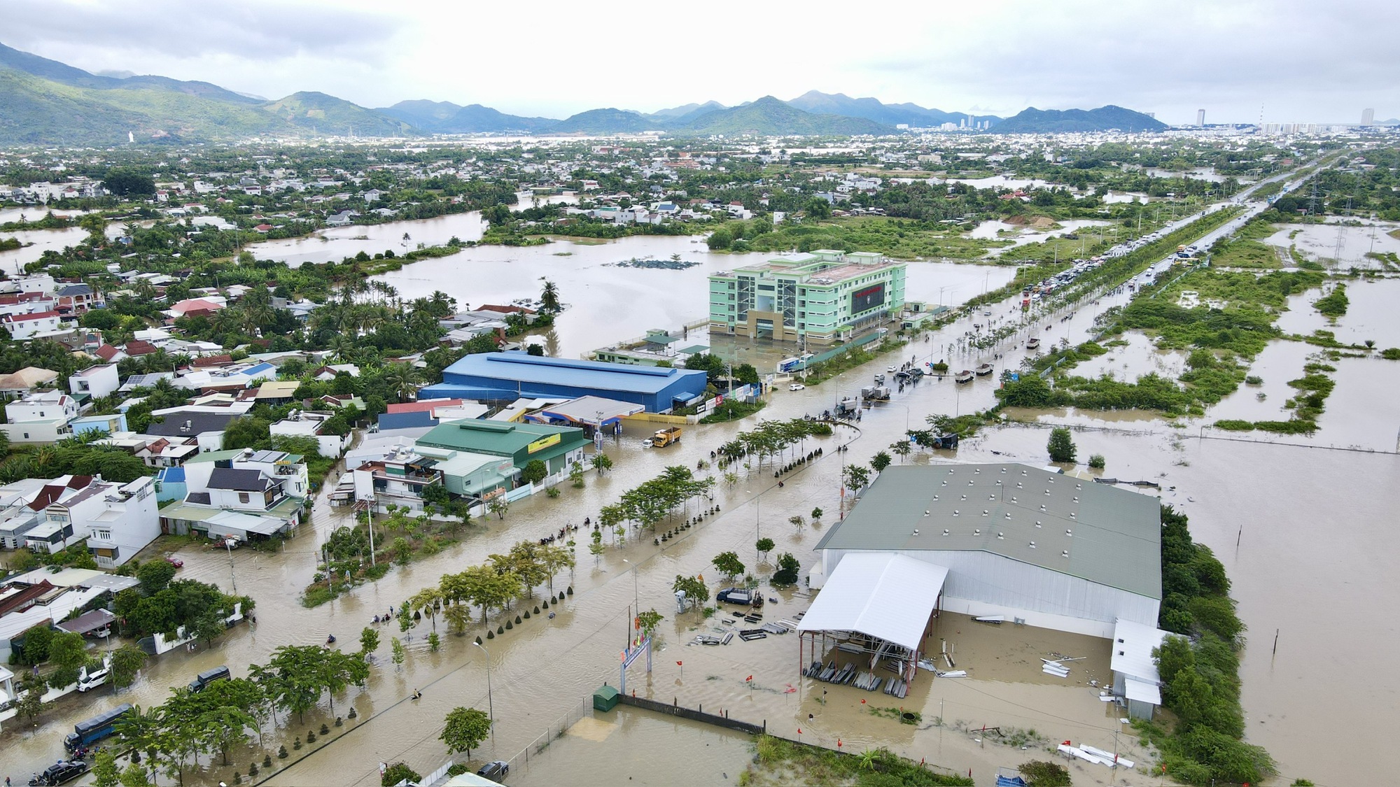 Nhiều địa điểm ngập s&acirc;u, giao th&ocirc;ng tại Nha Trang t&ecirc; liệt cục bộ- Ảnh 3.