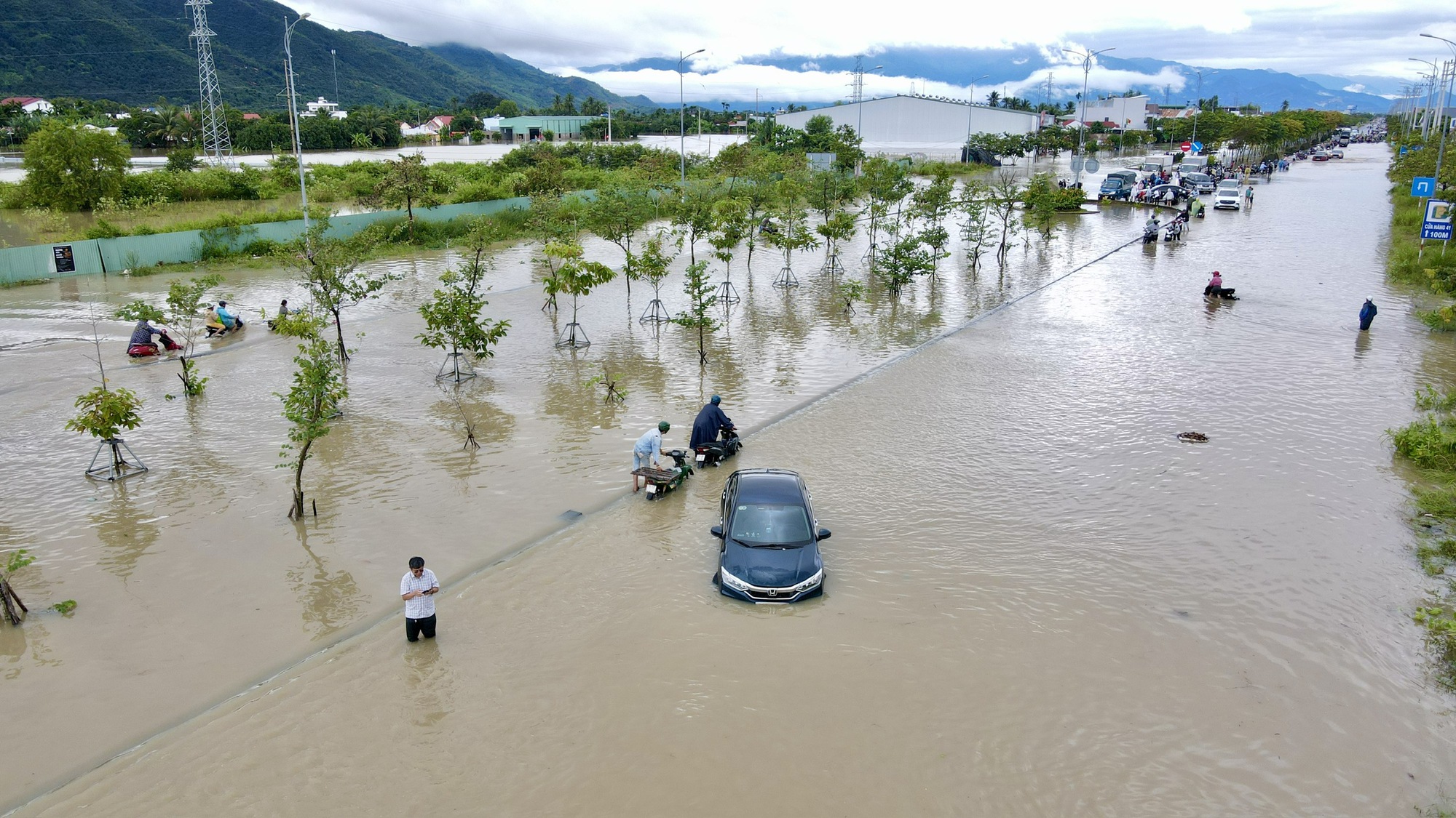 Nhiều địa điểm ngập s&acirc;u, giao th&ocirc;ng tại Nha Trang t&ecirc; liệt cục bộ- Ảnh 4.