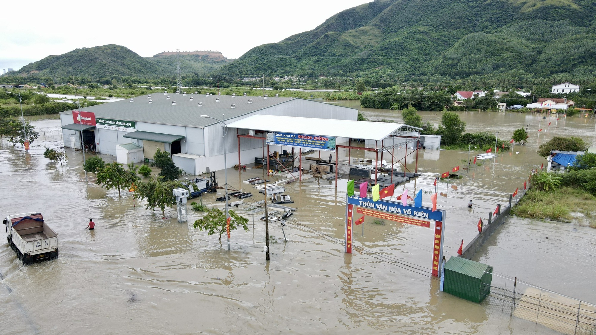 Nhiều địa điểm ngập s&acirc;u, giao th&ocirc;ng tại Nha Trang t&ecirc; liệt cục bộ- Ảnh 5.