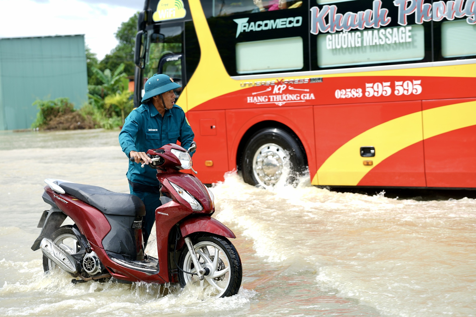 Nhiều địa điểm ngập s&acirc;u, giao th&ocirc;ng tại Nha Trang t&ecirc; liệt cục bộ- Ảnh 7.