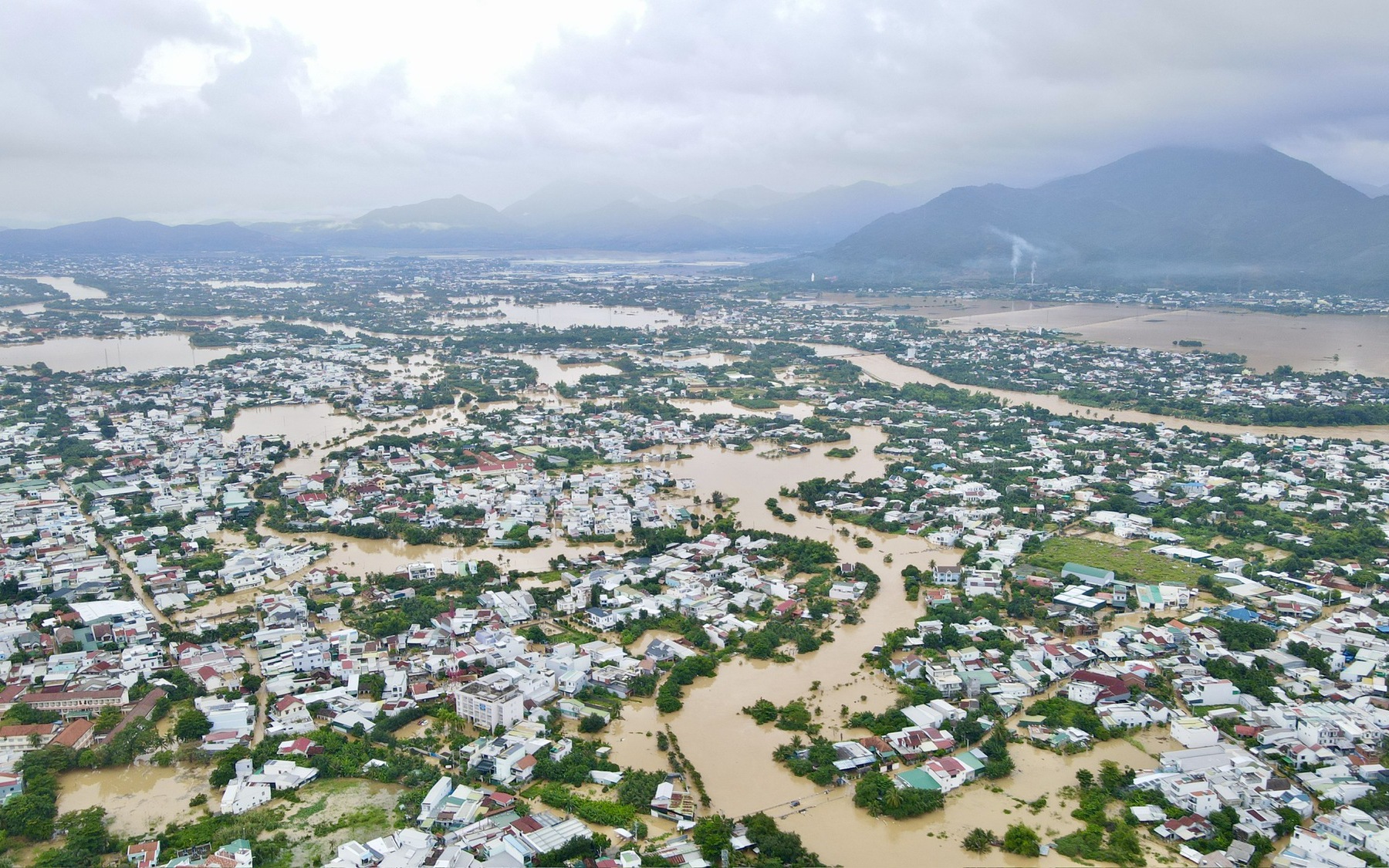 Nhiều địa điểm ngập s&acirc;u, giao th&ocirc;ng tại Nha Trang t&ecirc; liệt cục bộ