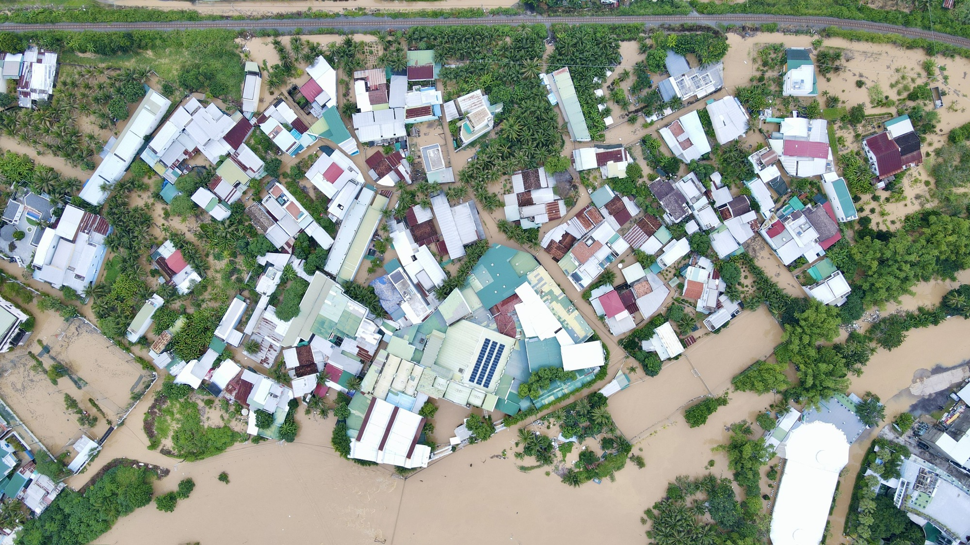 Nhiều địa điểm ngập s&acirc;u, giao th&ocirc;ng tại Nha Trang t&ecirc; liệt cục bộ- Ảnh 10.