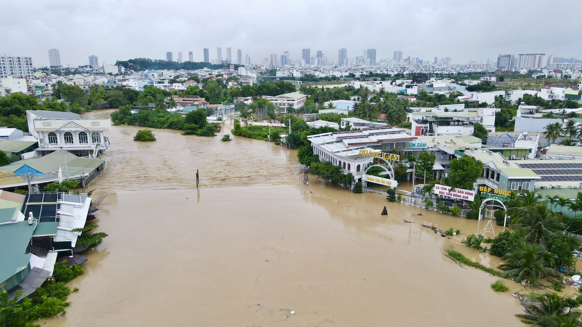 Nhiều địa điểm ngập s&acirc;u, giao th&ocirc;ng tại Nha Trang t&ecirc; liệt cục bộ- Ảnh 13.
