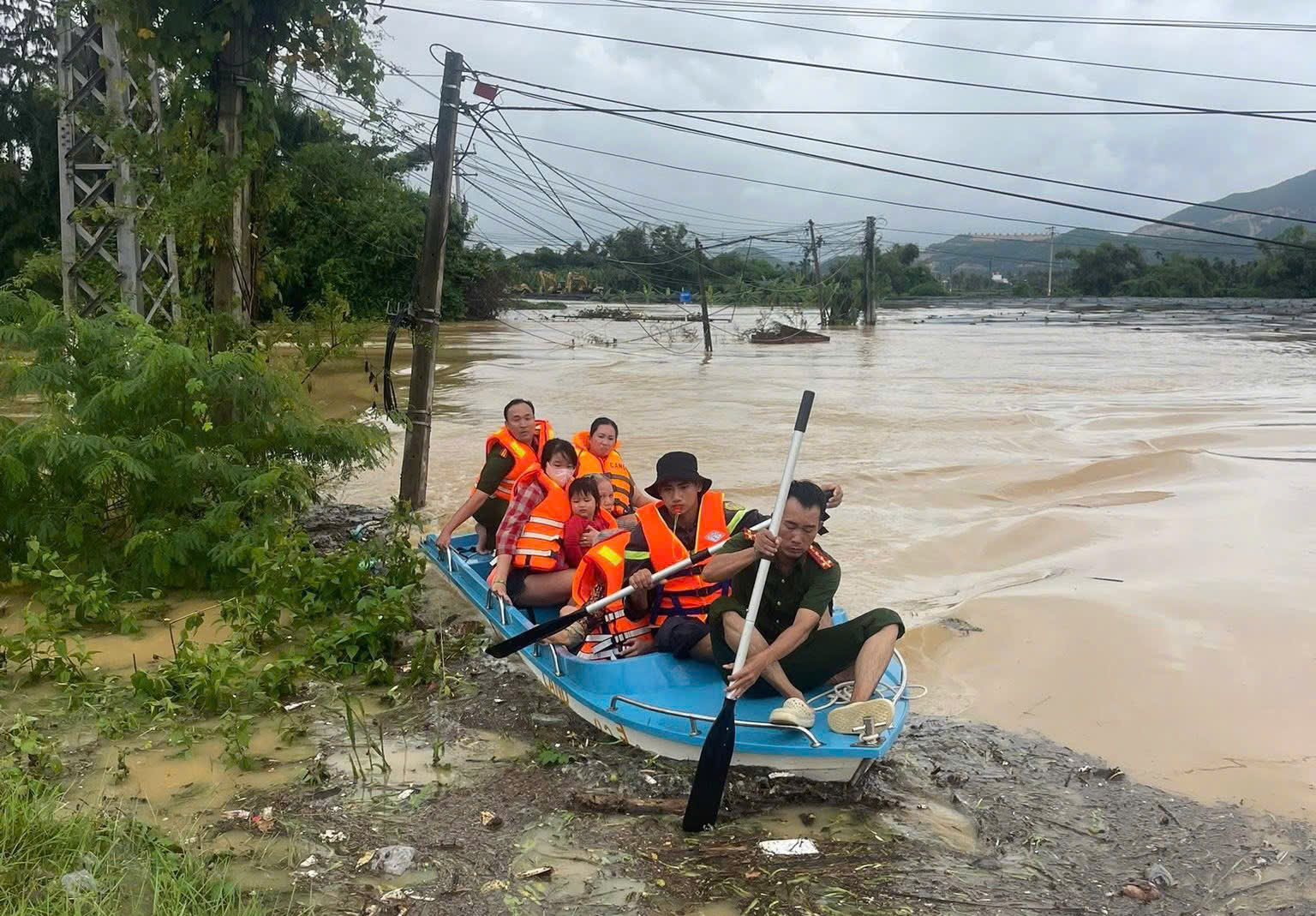 Nhiều địa điểm ngập s&acirc;u, giao th&ocirc;ng tại Nha Trang t&ecirc; liệt cục bộ- Ảnh 15.