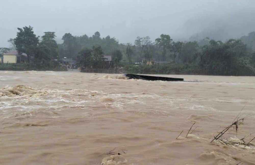 Quảng Trị: Di dời 364 hộ d&acirc;n đến nơi an to&agrave;n, t&agrave;i xế &ocirc; t&ocirc; vượt cầu tr&agrave;n vẫn mất t&iacute;ch- Ảnh 1.