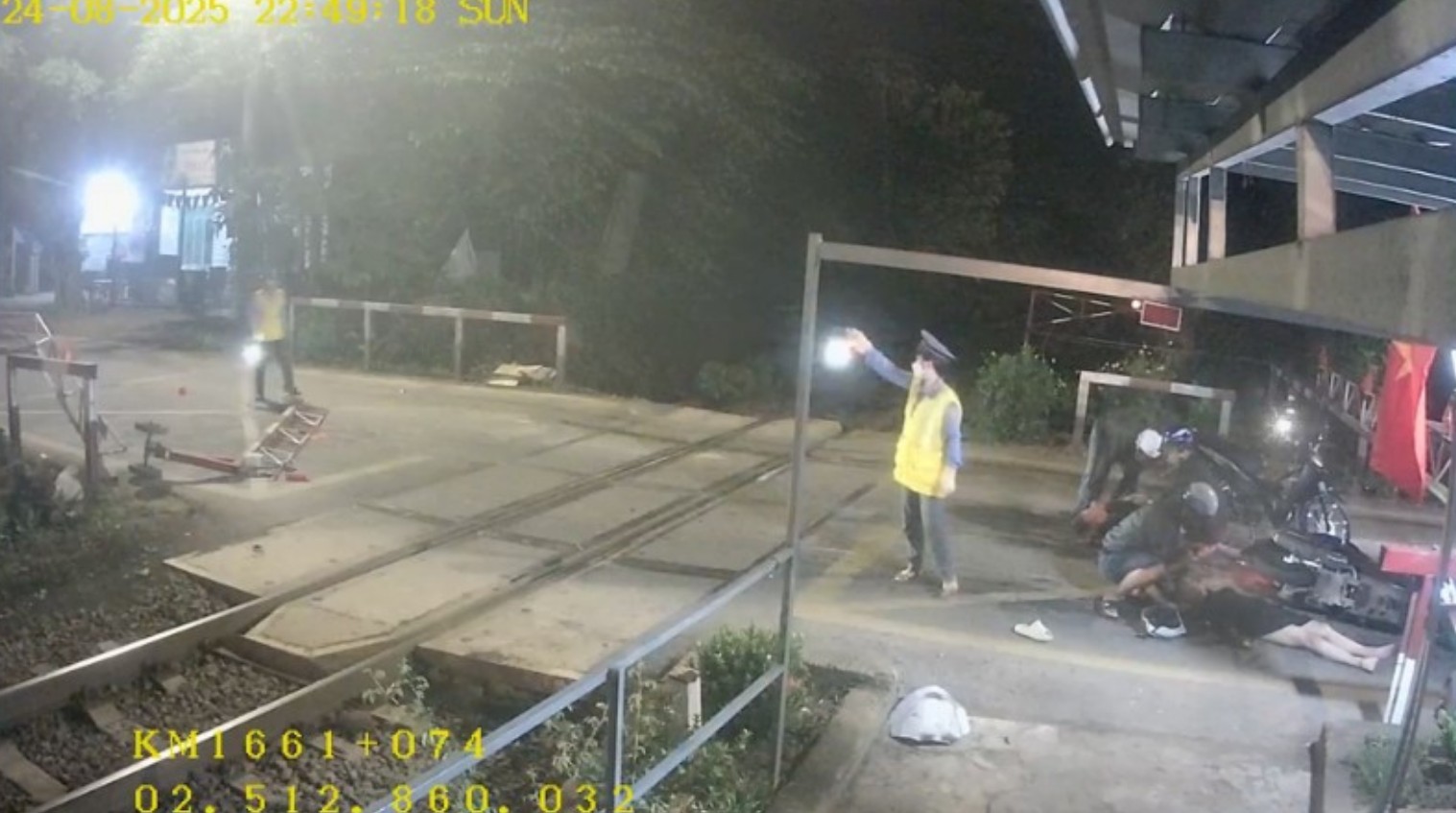 Kiểm so&aacute;t TNGT khu vực đường ngang đường sắt- Ảnh 1.