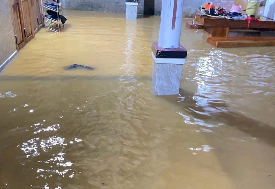 Huế: Mưa lớn kết hợp thủy điện xả lũ, nước lũ l&ecirc;n nhanh khiến giao th&ocirc;ng bị chia cắt- Ảnh 7.