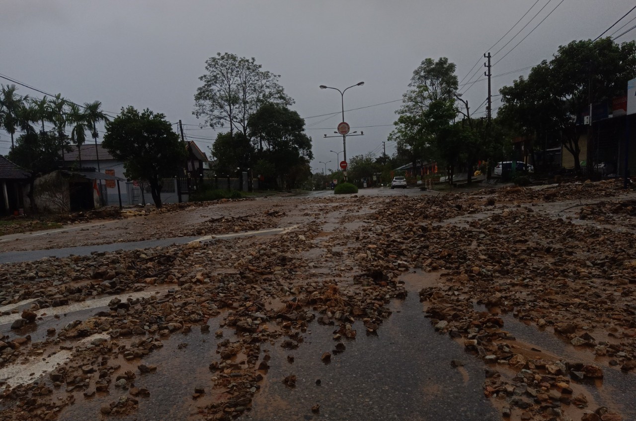 Huế: Mưa lớn kết hợp thủy điện xả lũ, nước lũ l&ecirc;n nhanh khiến giao th&ocirc;ng bị chia cắt- Ảnh 3.