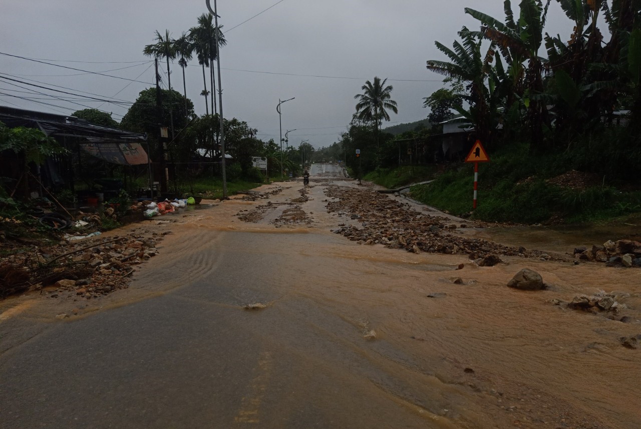 Huế: Mưa lớn kết hợp thủy điện xả lũ, nước lũ l&ecirc;n nhanh khiến giao th&ocirc;ng bị chia cắt- Ảnh 4.