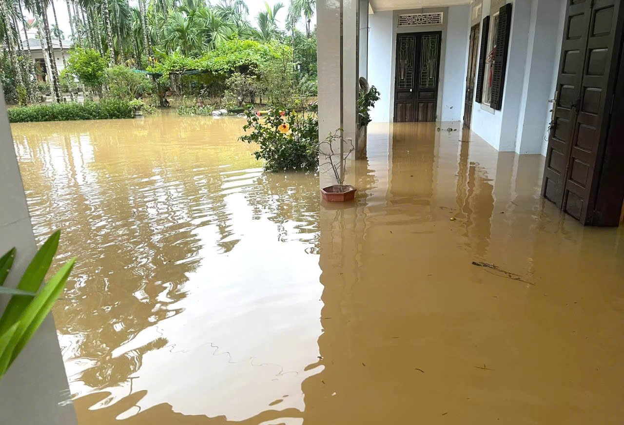 Huế: Mưa lớn kết hợp thủy điện xả lũ, nước lũ l&ecirc;n nhanh khiến giao th&ocirc;ng bị chia cắt- Ảnh 9.