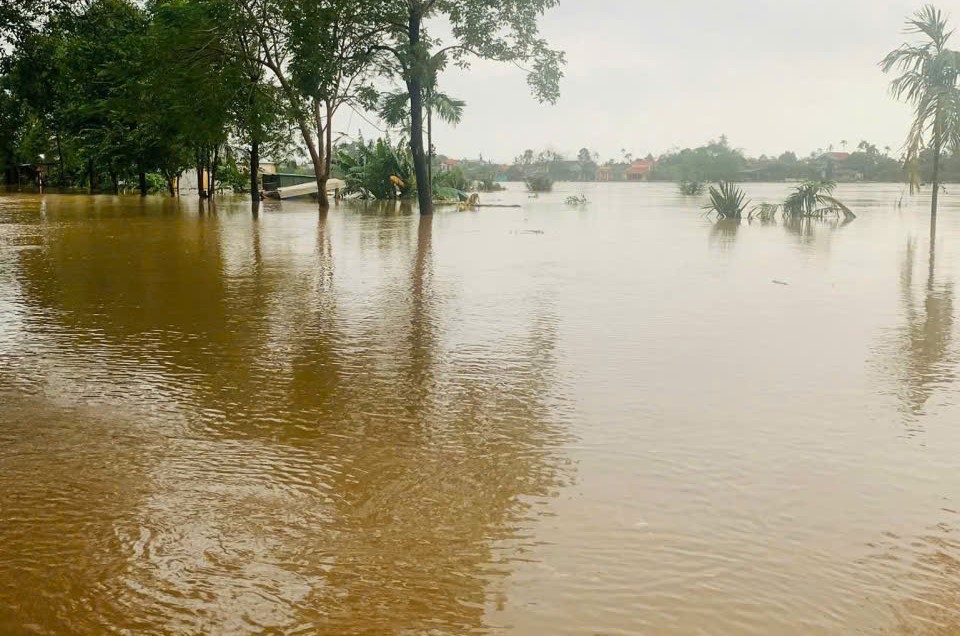 Huế: Mưa lớn kết hợp thủy điện xả lũ, nước lũ l&ecirc;n nhanh khiến giao th&ocirc;ng bị chia cắt- Ảnh 5.