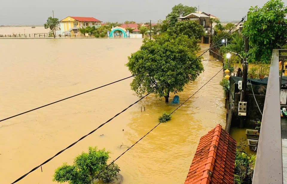 Huế: Mưa lớn kết hợp thủy điện xả lũ, nước lũ l&ecirc;n nhanh khiến giao th&ocirc;ng bị chia cắt- Ảnh 6.