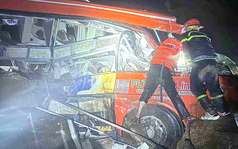 Hiện trường xe kh&aacute;ch bị v&ugrave;i lấp, 6 người tử vong, 19 người bị thương tr&ecirc;n đ&egrave;o Kh&aacute;nh L&ecirc;