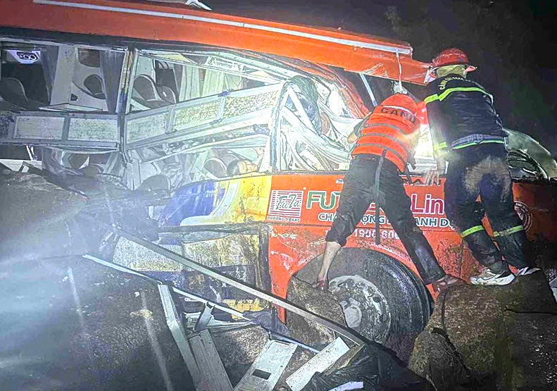 Hiện trường xe kh&aacute;ch bị v&ugrave;i lấp, 6 người tử vong, 19 người bị thương tr&ecirc;n đ&egrave;o Kh&aacute;nh L&ecirc;- Ảnh 2.